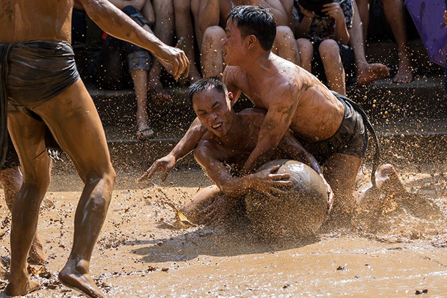 anh an tuong: trai lang dong kho vat nhau trong bun cuop cau 20kg hinh anh 8