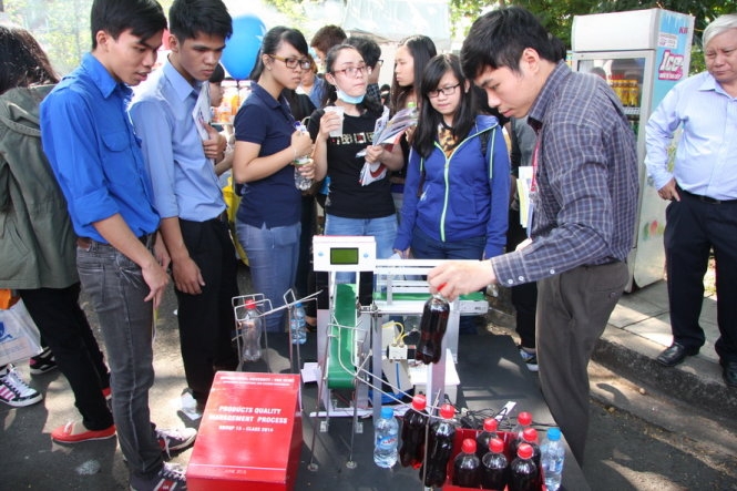 Sinh viên Công nghệ thực phẩm xem trình diễn sản phẩm khoa học của trường