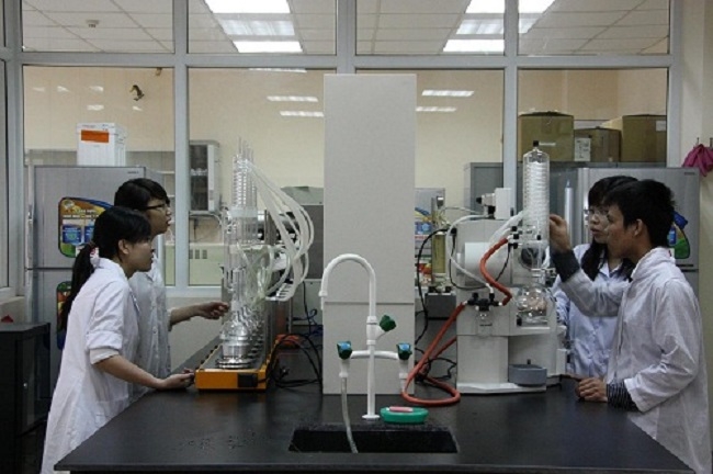 Sinh viên thực tập ở Viện Công nghệ sinh học và Công nghệ thực phẩm của trường